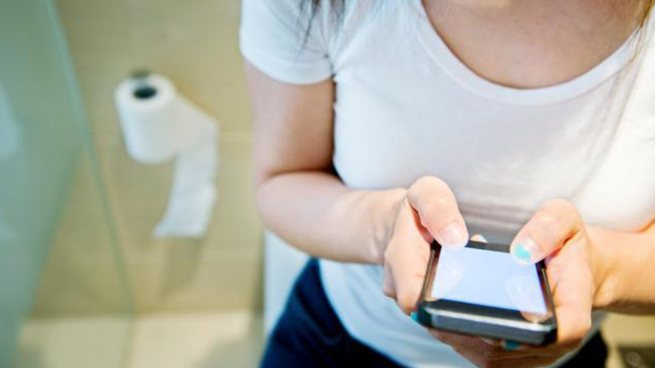 '스마트폰 화장실 증후군' 스마트폰을 화장실에 가져가면 안 되는 이유 4가지